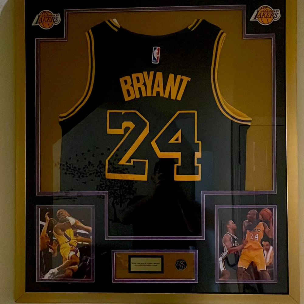 KOBE BRYANT MEMROBILIA